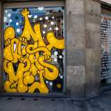 Il negozio si fa notare gi� dall�esterno, con le vetrine decorate da un graffito giallo